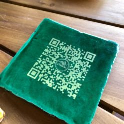 Código QR grabado sobre cerámica esmaltada